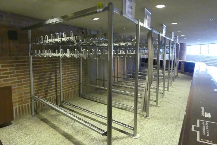 Garderobenanlage, Metall, mit Kleiderbügeln und Schuhablagen